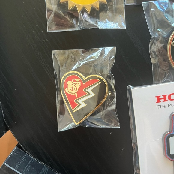 D23 pins: Abbott Elementary, The Bear, American Horror Story keychain - Picture 6 of 8